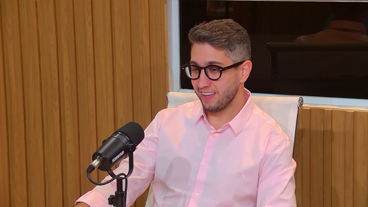 O Dr. Cezar Kabbach gravando o SOS Neurocast
