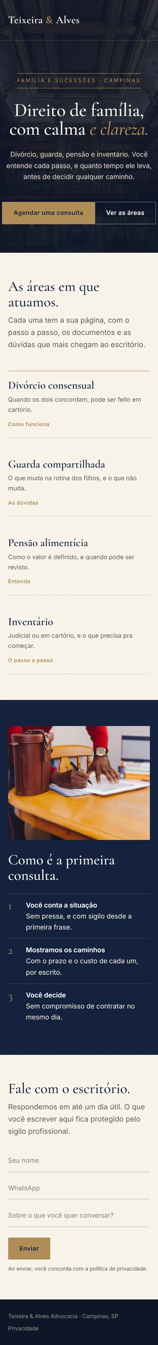 O site de exemplo de advocacia no celular, inteiro.