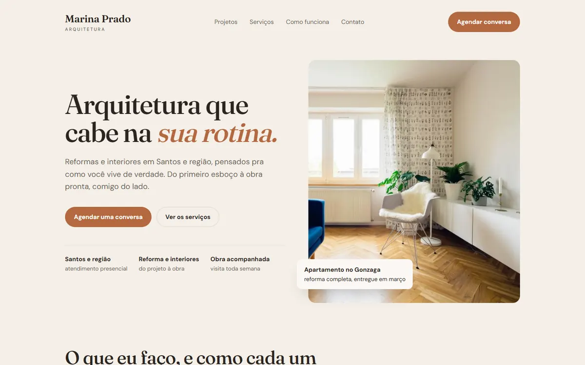 O site de exemplo da Marina Prado, arquiteta, aberto no computador: o título Arquitetura que cabe na sua rotina e a foto de uma sala clara.